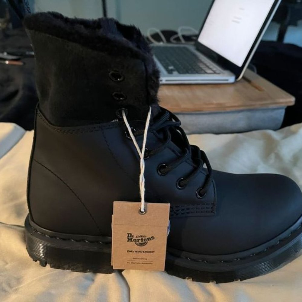 NWT! Women's US size 9 - Dr. Martens 1460 Kolbert Wintergrip / faux fur lining